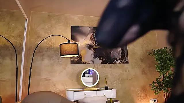 Discover our girls online shows and discover the company of countless livestreamers, with stunning shapes, sex toys and more.