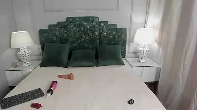 Discover our girls online shows and discover the company of countless livestreamers, with stunning shapes, sex toys and more.