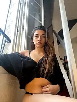 Discover our girls online shows and discover the company of countless livestreamers, with stunning shapes, sex toys and more.