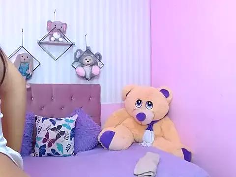 Discover our girls online shows and discover the company of countless livestreamers, with stunning shapes, sex toys and more.