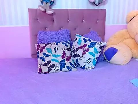 Discover our girls online shows and discover the company of countless livestreamers, with stunning shapes, sex toys and more.