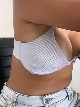 Discover our girls online shows and discover the company of countless livestreamers, with stunning shapes, sex toys and more.