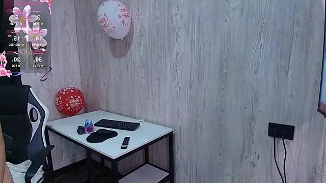 Discover our girls online shows and discover the company of countless livestreamers, with stunning shapes, sex toys and more.