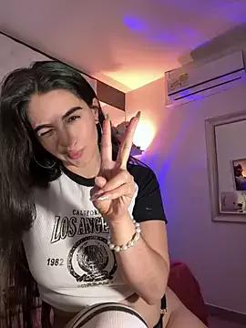 Discover our girls online shows and discover the company of countless livestreamers, with stunning shapes, sex toys and more.