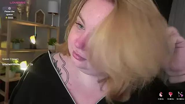 ZaraReignn from StripChat