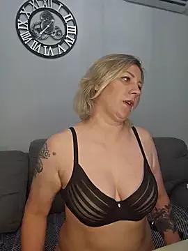 Discover our girls online shows and discover the company of countless livestreamers, with stunning shapes, sex toys and more.