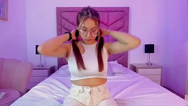 Discover our girls online shows and discover the company of countless livestreamers, with stunning shapes, sex toys and more.
