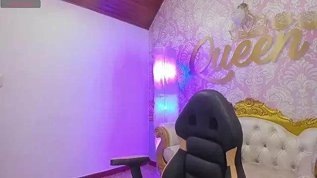 Discover our girls online shows and discover the company of countless livestreamers, with stunning shapes, sex toys and more.