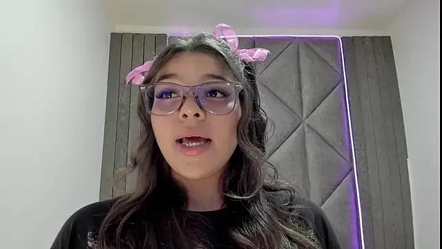 Discover our girls online shows and discover the company of countless livestreamers, with stunning shapes, sex toys and more.