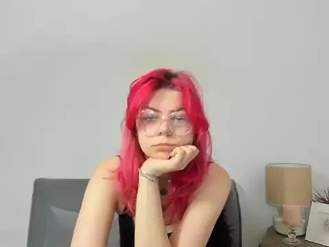 Discover our girls online shows and discover the company of countless livestreamers, with stunning shapes, sex toys and more.