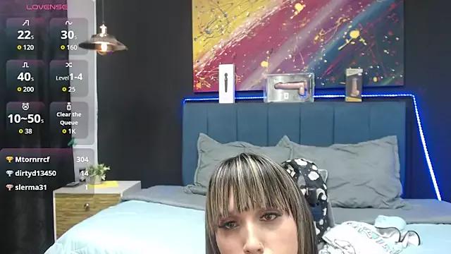 Discover our girls online shows and discover the company of countless livestreamers, with stunning shapes, sex toys and more.