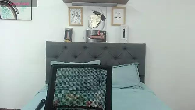 zohet_kriss from StripChat is Freechat