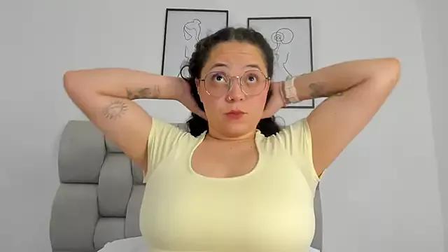 Discover our girls online shows and discover the company of countless livestreamers, with stunning shapes, sex toys and more.