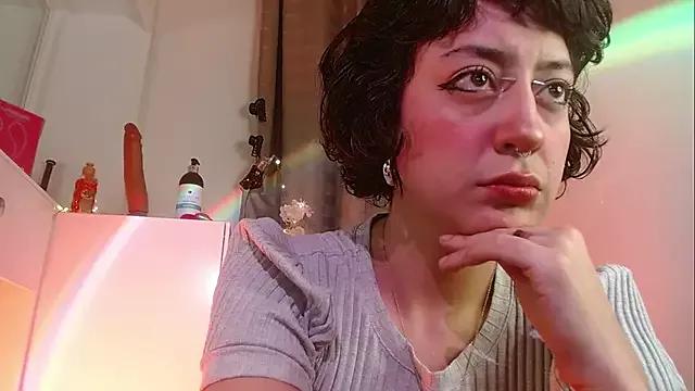 Discover our girls online shows and discover the company of countless livestreamers, with stunning shapes, sex toys and more.