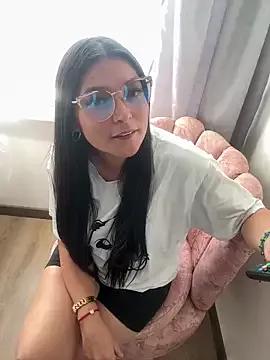 Discover our girls online shows and discover the company of countless livestreamers, with stunning shapes, sex toys and more.