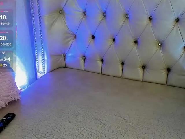 AlexaFoxy18 on BongaCams