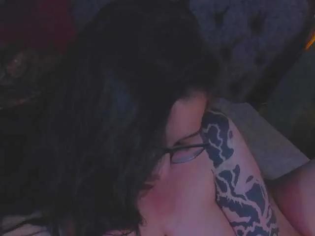 LilithDark — Men who know how to treat a woman and those open to enjoying each other's company really turn me on. Bottoms are my weakness, and I also love hairy men. 