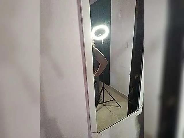 littleDanni on BongaCams 