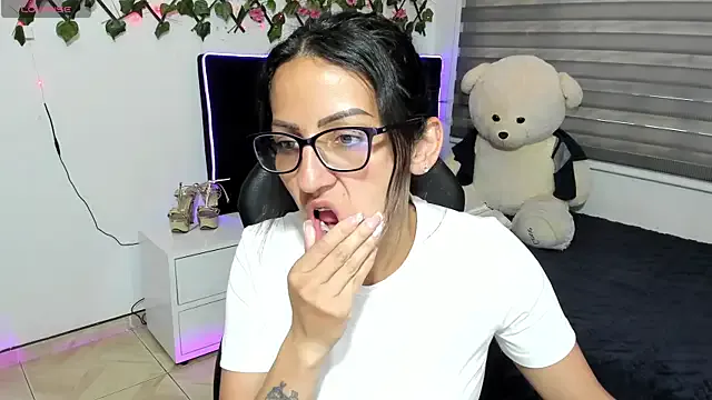 alma_blue on StripChat