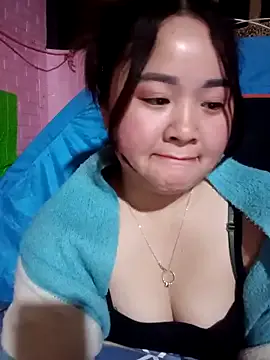 Bee-bgolden on StripChat