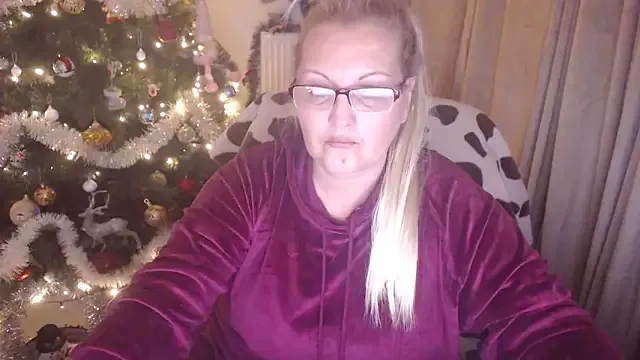 Divineblond on StripChat