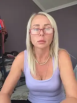 ElenabonyX on StripChat
