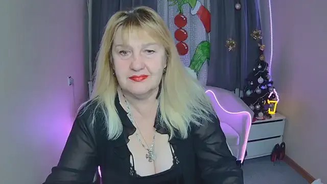 EmmaEllison on StripChat 