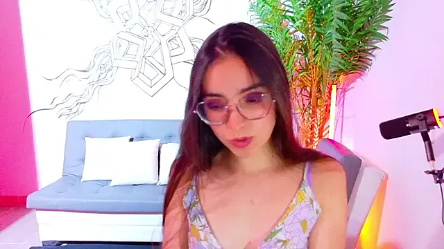 Emmi_Roberts on StripChat