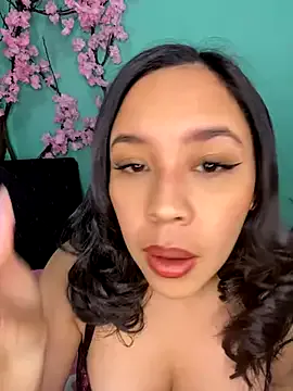Esmerald_1111 on StripChat