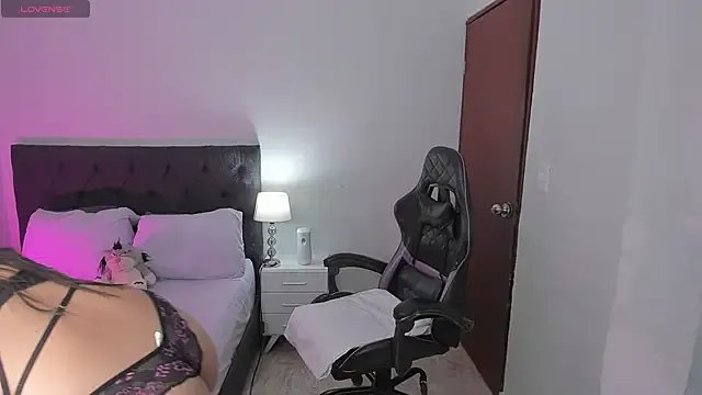 evelyn_23 on StripChat 