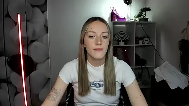 EvelynBlond on StripChat