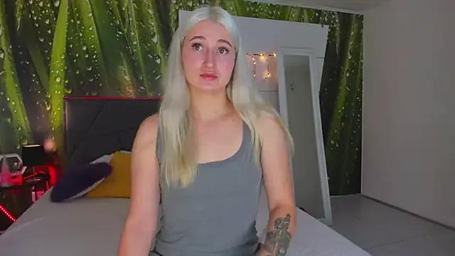 HollyTailors on StripChat