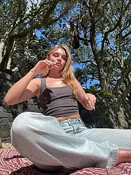 jessieamy — lay down w tits out - 101 for free video