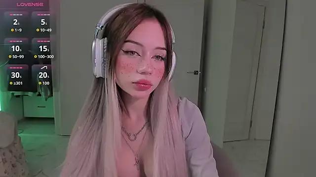 KellyBarton on StripChat 