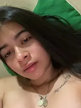 Kloe_1223 model from StripChat