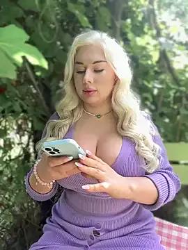 LaraHollywood on StripChat 