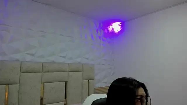 PauletteJ — Tu veux me masser les seins avec de l'hu