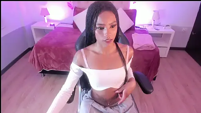 Samantha_spike2 on StripChat
