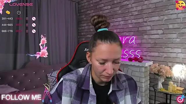 SarahCoksss on StripChat 