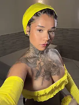 xbigpeach — finger in pussy