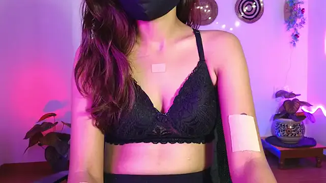 Yaliina model from StripChat