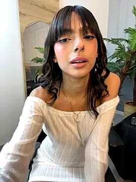 ZaraLuuv on StripChat